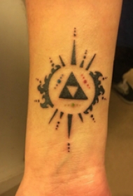 几何元素纹身 男生手臂上三角形和圆形纹身图片