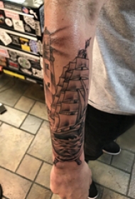 纹身小帆船  男生小臂上黑灰的帆船纹身图片
