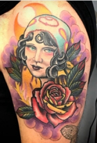 女孩和花朵纹身图案  男生大臂上女孩和花朵纹身图片