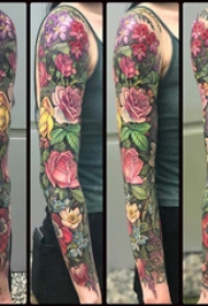 欧美花臂纹身 女生手臂上彩色的花朵纹身图片