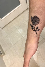 玫瑰小清新纹身 男生手臂上黑灰的玫瑰纹身图片
