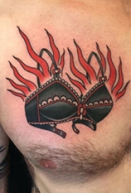 纹身衣服  男生胸上衣服和火焰纹身图片