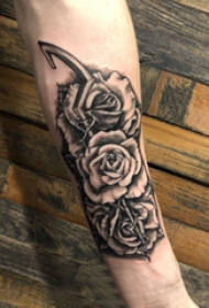 玫瑰纹身图 男生手臂上黑色的玫瑰纹身图片