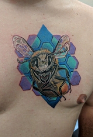 纹身胸部男 男生胸部蜂巢和蜜蜂纹身图片