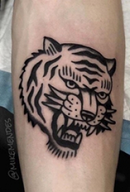 老虎头纹身图案 男生手臂上黑色的老虎头纹身图片