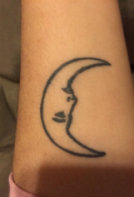 纹身月亮女生图片  女生手臂上黑色的月亮纹身图片