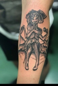 纹身卡通人物  女生小臂上黑灰的卡通人物纹身图片