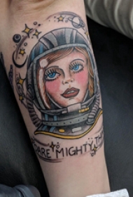 宇航员纹身图案  女生小臂上彩色的宇航员纹身图片