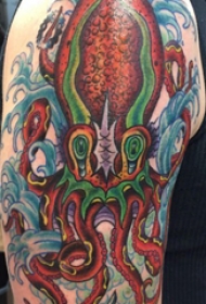 章鱼纹身简单 男生大臂上怪异的章鱼纹身图片