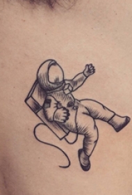 宇航员纹身图案   男生侧腰上极简的宇航员纹身图片