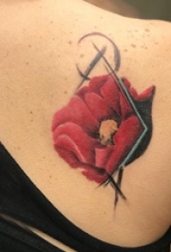 中国风花卉纹身 女生后背上彩色的花朵纹身图片