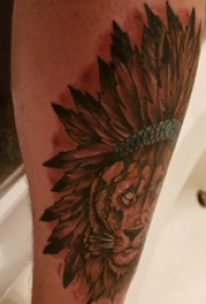 印第安羽毛纹身 男生小腿上彩色的印第安风狮子纹身图片