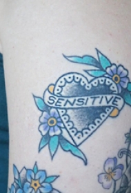 心形纹身图片 女生大臂上花朵和心形纹身图片