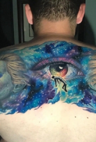 原宿星空纹身  男生后背上彩绘的原宿星空纹身图片