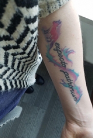 彩色渐变纹身 女生手臂上英文和狐狸纹身图片