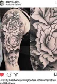 纹身图案花朵  女生手臂上创意的花朵纹身图片