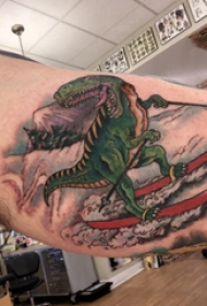 恐龙纹身图案 男生大臂上滑雪的恐龙纹身图片