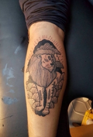 极简线条纹身 男生小腿上植物和狮子纹身图片