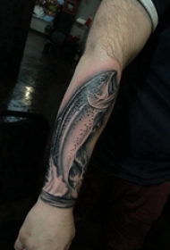 阴阳鱼纹身 男生手臂上黑色的鱼纹身图片