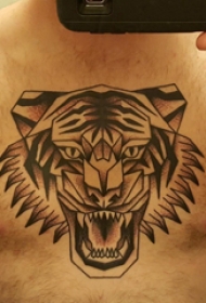 纹身胸部男 男生胸部黑色的老虎纹身图片