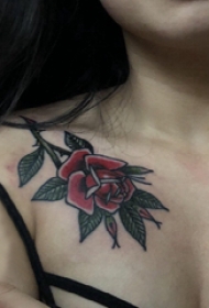 女生纹身锁骨  女生锁骨上彩绘的花朵纹身图片