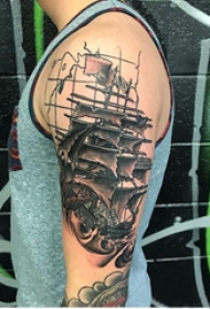 纹身小帆船 男生手臂上地图和帆船纹身图片