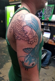 小动物纹身 男生手臂上彩色的鲤鱼纹身图片