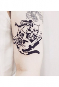小动物纹身 女生手臂上黑色的小猫咪纹身图片