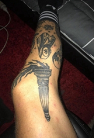 火的纹身图案  男生腿上黑色的火炬纹身图片
