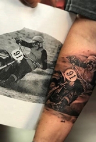简易纹身素描  男生手臂上黑灰的素描纹身图片