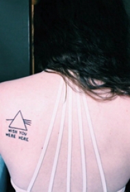 几何 纹身图案  女生后背上几何和英文纹身图片