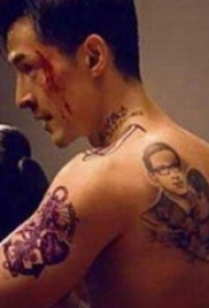 中国纹身明星  胡歌后背上素描的人物肖像纹身图片