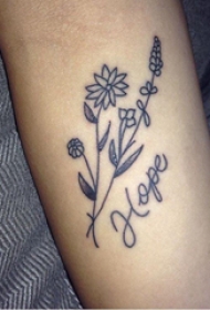 小清新植物纹身 女生手臂上英文和花朵纹身图片
