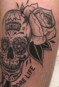 骷髅和花朵纹身图案  男生小腿上骷髅和花朵纹身图片