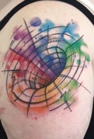 几何元素纹身 女生大臂上彩色的立体圆形纹身图片
