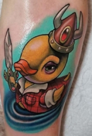 纹身卡通 女生小腿上彩色的橡皮鸭纹身图片