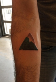 三角形纹身图 男生手臂上黑色的山脉纹身图片