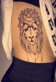 狮子王纹身 女生侧腰上黑色的狮子纹身图片