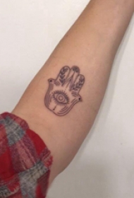纹身黑色 女生手臂上黑色的法蒂玛之手纹身图片