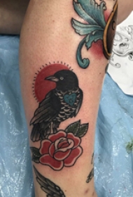 纹身图案花朵  女生小腿上鸟和花朵纹身图片