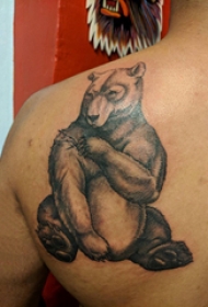 胖熊纹身 男生后背上黑色的熊纹身图片