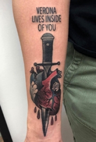 心脏纹身图案  男生手臂上心脏和匕首纹身图片