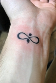 无限大符号纹身 男生手腕上黑色的无限大符号纹身图片