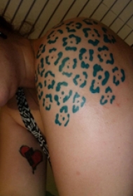 花豹纹身 女生大臂上黑色的豹纹纹身图片