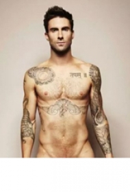 国际纹身明星  Adam Levine胸下黑色的老鹰纹身图片