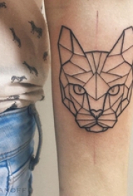 几何动物纹身 男生手臂上黑色的豹子纹身图片