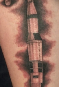 纹身黑色 男生大腿上黑灰的火箭纹身图片
