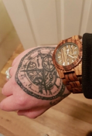 纹身钟表  男生手上黑灰的钟表纹身图片