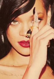 美国纹身明星  蕾哈娜手指上黑色的英文纹身图片