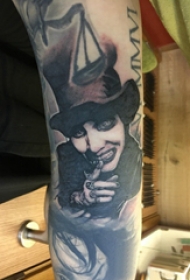 小丑纹身  女生手臂上素描的小丑纹身图片